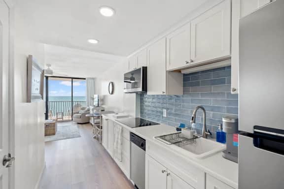Oceanfront Condo with Resort Pools and Hot tub