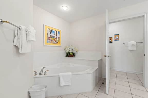9th-Floor Ocean View Condo, Pool & Hot Tub